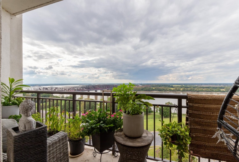 717 RIVERSIDE DR, Memphis, Tennessee 38103, 2 Bedroom Bedrooms, 5 Room Rooms,2 BathroomBathrooms,Residential,For Sale,RIVERSIDE,0,10226513