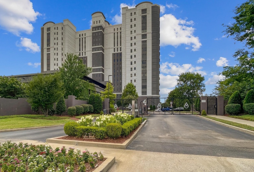 717 RIVERSIDE DR, Memphis, Tennessee 38103, 2 Bedroom Bedrooms, 5 Room Rooms,2 BathroomBathrooms,Residential,For Sale,RIVERSIDE,0,10226513