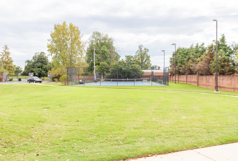 717 RIVERSIDE DR, Memphis, Tennessee 38103, 2 Bedroom Bedrooms, 5 Room Rooms,2 BathroomBathrooms,Residential,For Sale,RIVERSIDE,0,10226513