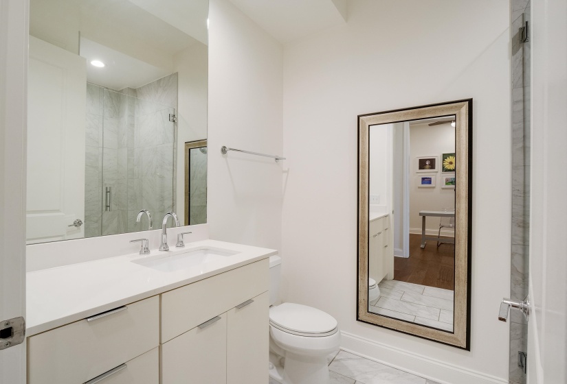 717 RIVERSIDE DR, Memphis, Tennessee 38103, 1 Bedroom Bedrooms, 5 Room Rooms,2 BathroomBathrooms,Residential,For Sale,RIVERSIDE,0,10225949