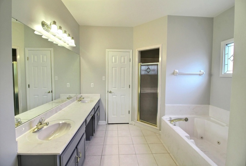 1595 COLEHERNE CV, Collierville, Tennessee 38017, 5 Bedroom Bedrooms, 9 Room Rooms,3.1 BathroomBathrooms,Residential,For Sale,COLEHERNE,0,10226223