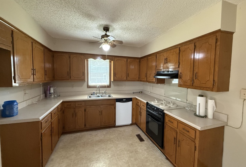 595 SWANEY DR, Holly Springs, Mississippi 38635, 3 Bedroom Bedrooms, 7 Room Rooms,3 BathroomBathrooms,Residential,For Sale,SWANEY,0,10206582