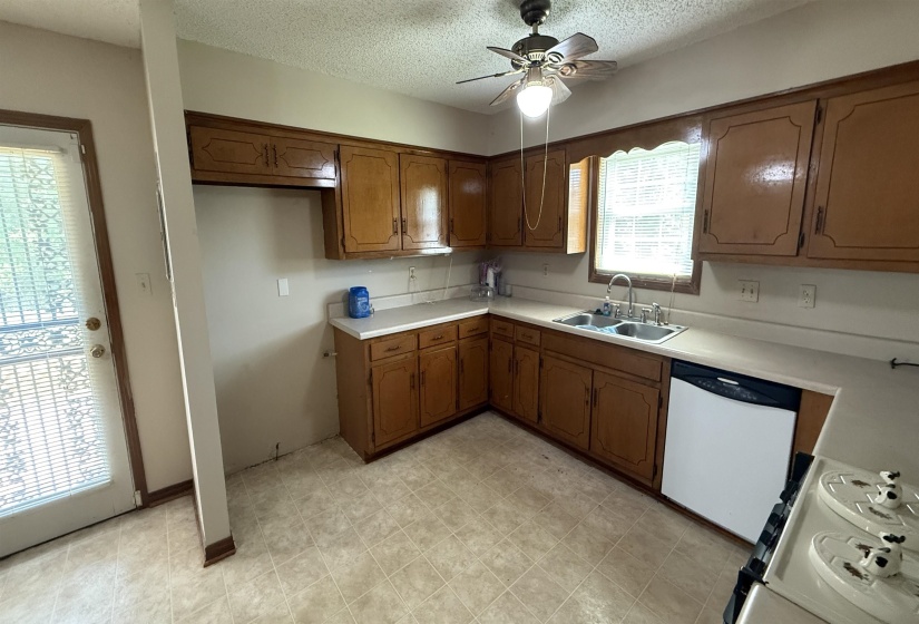 595 SWANEY DR, Holly Springs, Mississippi 38635, 3 Bedroom Bedrooms, 7 Room Rooms,3 BathroomBathrooms,Residential,For Sale,SWANEY,0,10206582