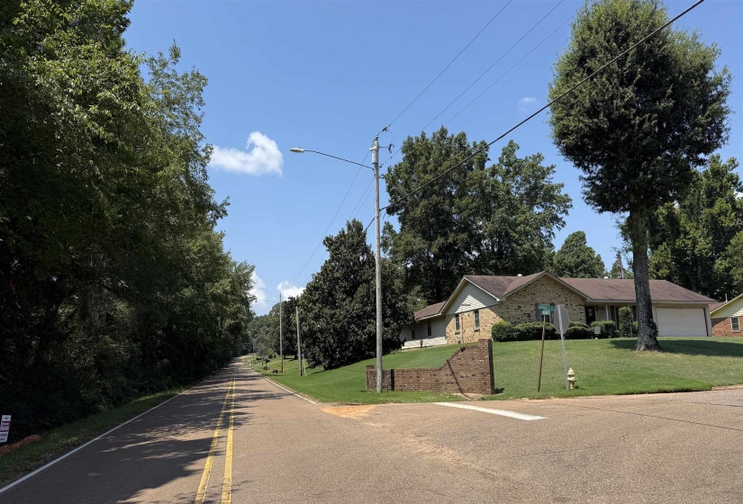 595 SWANEY DR, Holly Springs, Mississippi 38635, 3 Bedroom Bedrooms, 7 Room Rooms,3 BathroomBathrooms,Residential,For Sale,SWANEY,0,10206582