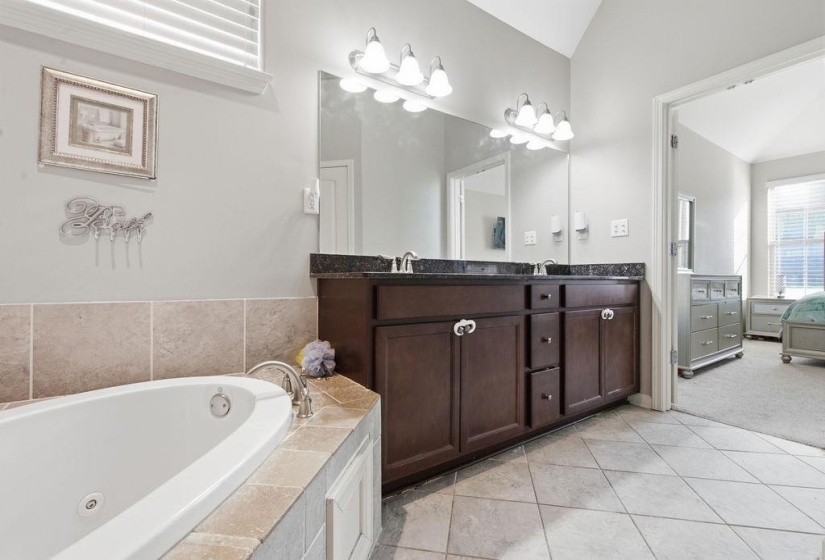 7527 WOODINVILLE CV, Memphis, Tennessee 38125, 4 Bedroom Bedrooms, 4 Room Rooms,2 BathroomBathrooms,Residential,For Sale,WOODINVILLE,0,10228488
