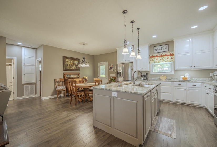 970 DODD DR, Savannah, Tennessee 38372-6572, 3 Bedroom Bedrooms, 7 Room Rooms,2 BathroomBathrooms,Residential,For Sale,DODD,0,10228516