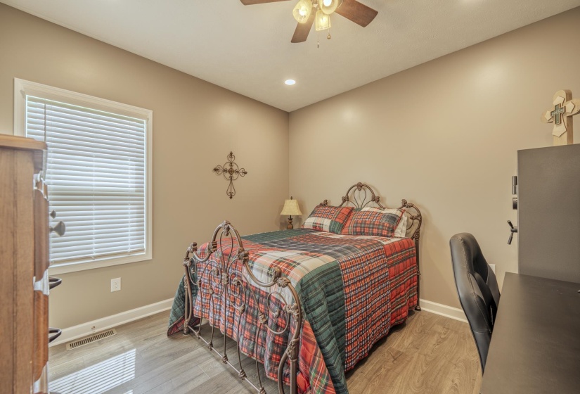 970 DODD DR, Savannah, Tennessee 38372-6572, 3 Bedroom Bedrooms, 7 Room Rooms,2 BathroomBathrooms,Residential,For Sale,DODD,0,10228516