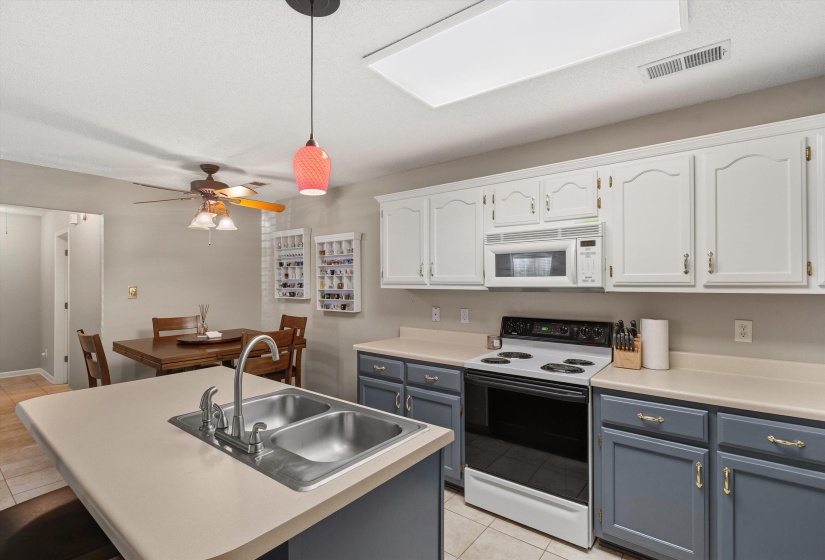 111 DANNON SPRINGS DR, Collierville, Tennessee 38017, 3 Bedroom Bedrooms, 6 Room Rooms,2 BathroomBathrooms,Residential,For Sale,DANNON SPRINGS,0,10226432