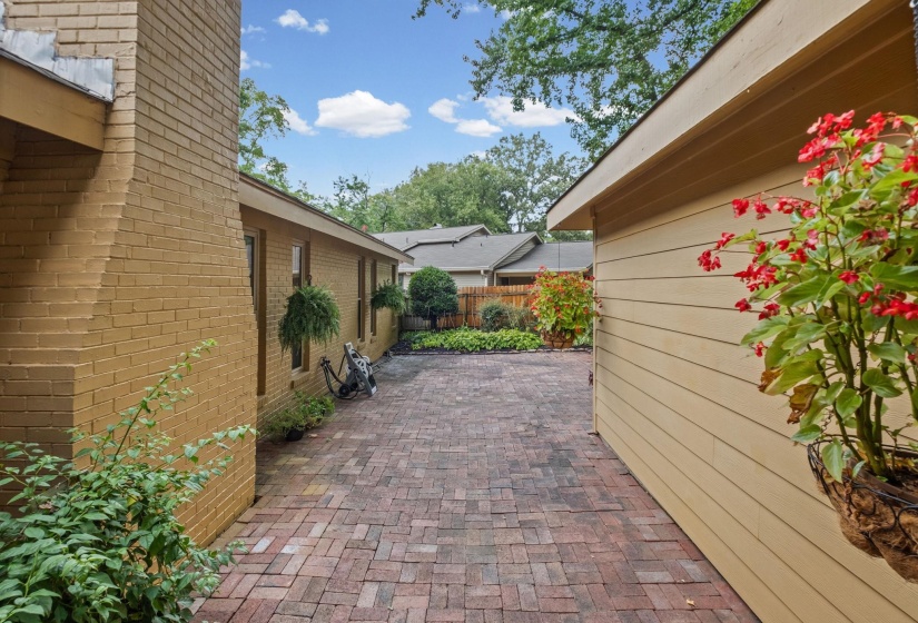 2174 MONTEGO DR, Memphis, Tennessee 38016, 4 Bedroom Bedrooms, 9 Room Rooms,2.1 BathroomBathrooms,Residential,For Sale,MONTEGO,0,10228493