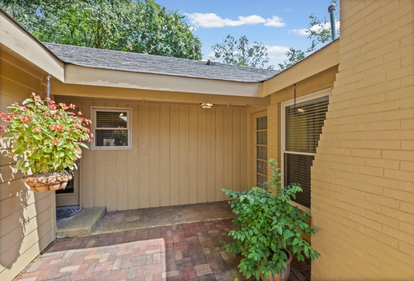 2174 MONTEGO DR, Memphis, Tennessee 38016, 4 Bedroom Bedrooms, 9 Room Rooms,2.1 BathroomBathrooms,Residential,For Sale,MONTEGO,0,10228493