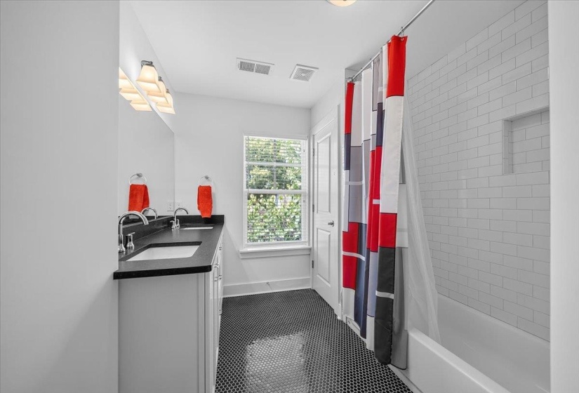 1076 BLYTHE ST, Memphis, Tennessee 38104, 3 Bedroom Bedrooms, 5 Room Rooms,2.1 BathroomBathrooms,Residential,For Sale,BLYTHE,0,10228550