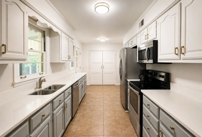 296 WHITE STATION RD, Memphis, Tennessee 38117, 3 Bedroom Bedrooms, 6 Room Rooms,2 BathroomBathrooms,Residential,For Sale,WHITE STATION,0,10228568