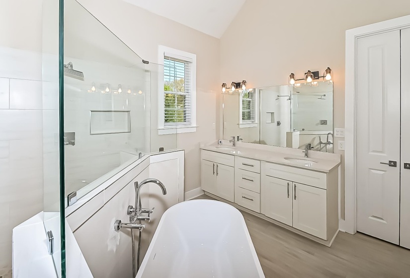 156 HERITAGE LAKE DR, Memphis, Tennessee 38109, 5 Bedroom Bedrooms, 14 Room Rooms,2.2 BathroomBathrooms,Residential,For Sale,HERITAGE LAKE,0,10228586