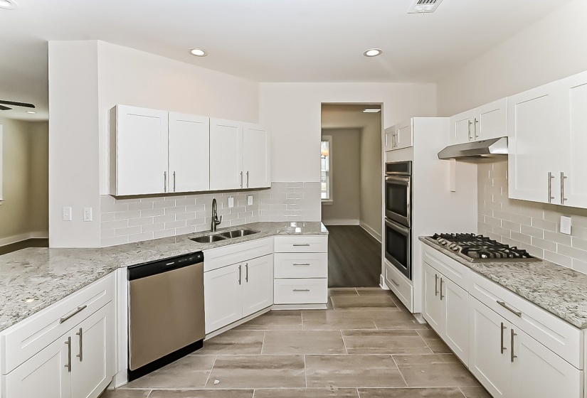 156 HERITAGE LAKE DR, Memphis, Tennessee 38109, 5 Bedroom Bedrooms, 14 Room Rooms,2.2 BathroomBathrooms,Residential,For Sale,HERITAGE LAKE,0,10228586
