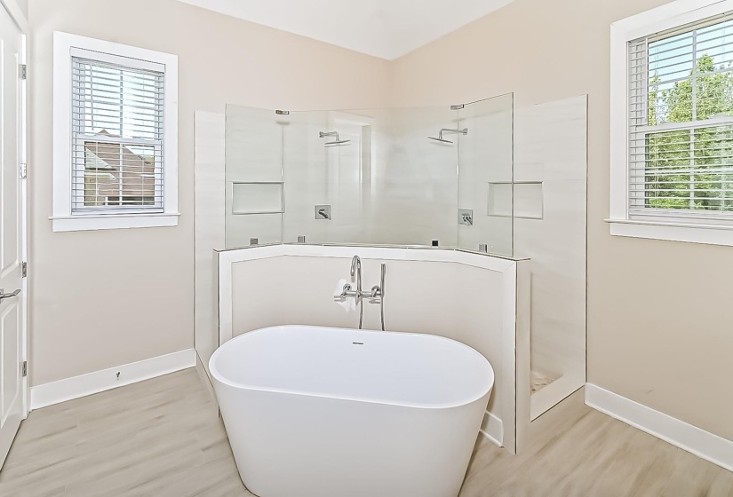 156 HERITAGE LAKE DR, Memphis, Tennessee 38109, 5 Bedroom Bedrooms, 14 Room Rooms,2.2 BathroomBathrooms,Residential,For Sale,HERITAGE LAKE,0,10228586