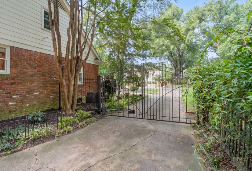 98 GROVE PARK ST, Memphis, Tennessee 38117, 5 Bedroom Bedrooms, 9 Room Rooms,3 BathroomBathrooms,Residential,For Sale,GROVE PARK,0,10228605