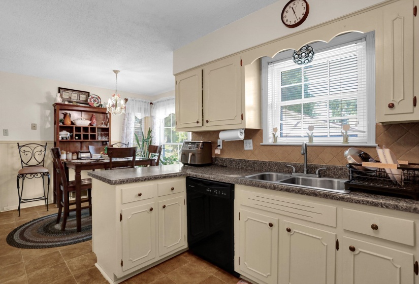 4570 CRAIGMONT DR, Memphis, Tennessee 38128, 4 Bedroom Bedrooms, 6 Room Rooms,2 BathroomBathrooms,Residential,For Sale,CRAIGMONT,0,10228650