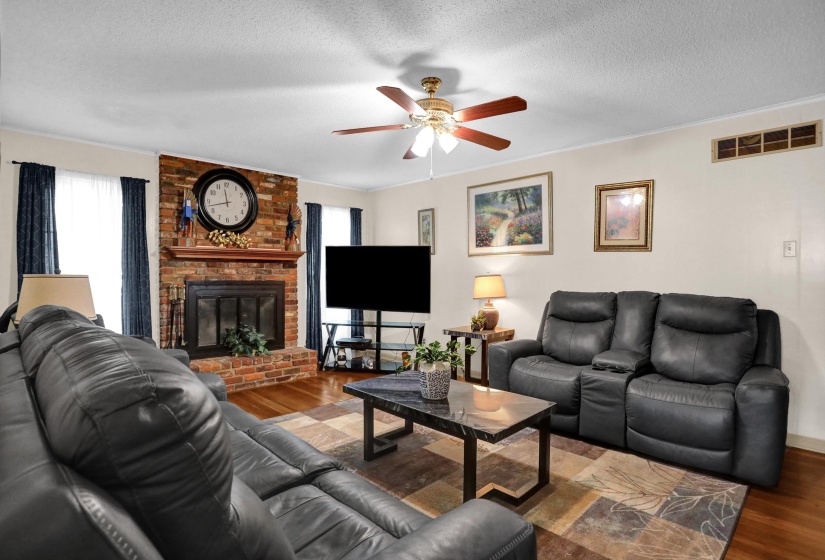 4570 CRAIGMONT DR, Memphis, Tennessee 38128, 4 Bedroom Bedrooms, 6 Room Rooms,2 BathroomBathrooms,Residential,For Sale,CRAIGMONT,0,10228650