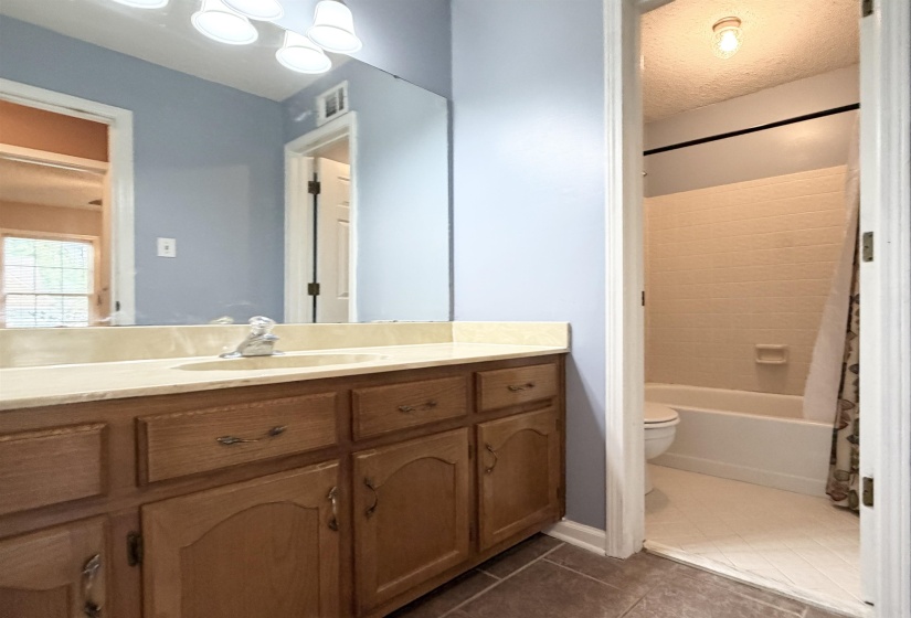 7009 ROCKY CREEK DR, Memphis, Tennessee 38125, 3 Bedroom Bedrooms, 6 Room Rooms,2 BathroomBathrooms,Residential,For Sale,ROCKY CREEK,0,10223349