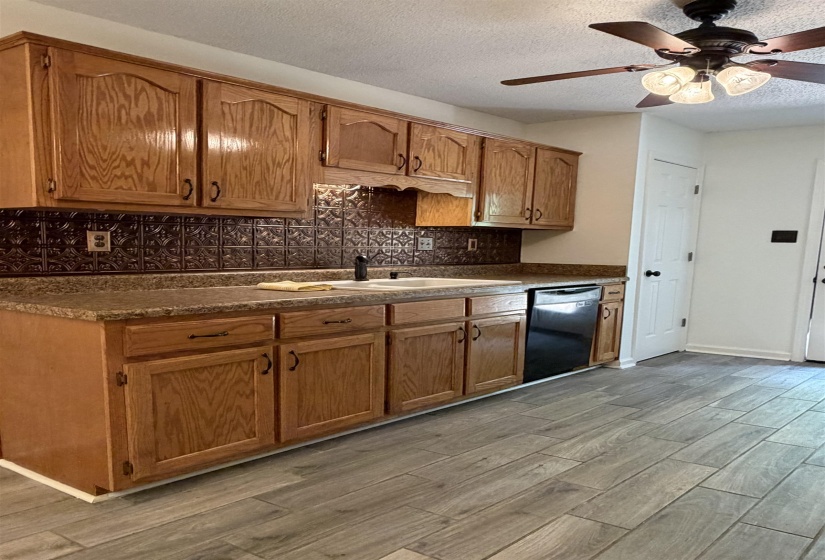 8362 CREEK FRONT DR, Memphis, Tennessee 38016, 2 Bedroom Bedrooms, 5 Room Rooms,2 BathroomBathrooms,Residential,For Sale,CREEK FRONT,0,10228673