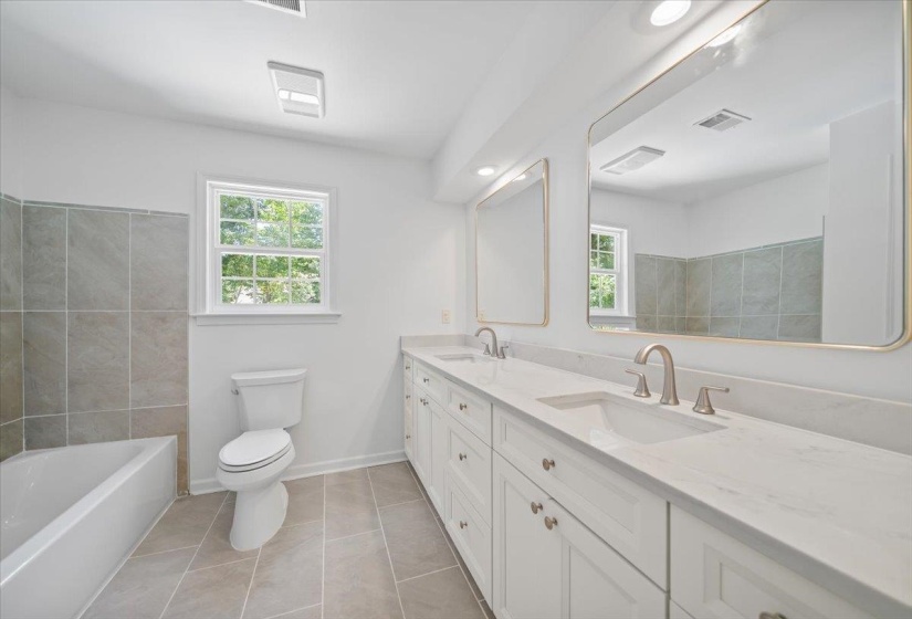 1290 PEBBLE CREEK LN, Memphis, Tennessee 38120, 4 Bedroom Bedrooms, 9 Room Rooms,3 BathroomBathrooms,Residential,For Sale,PEBBLE CREEK,0,10228697