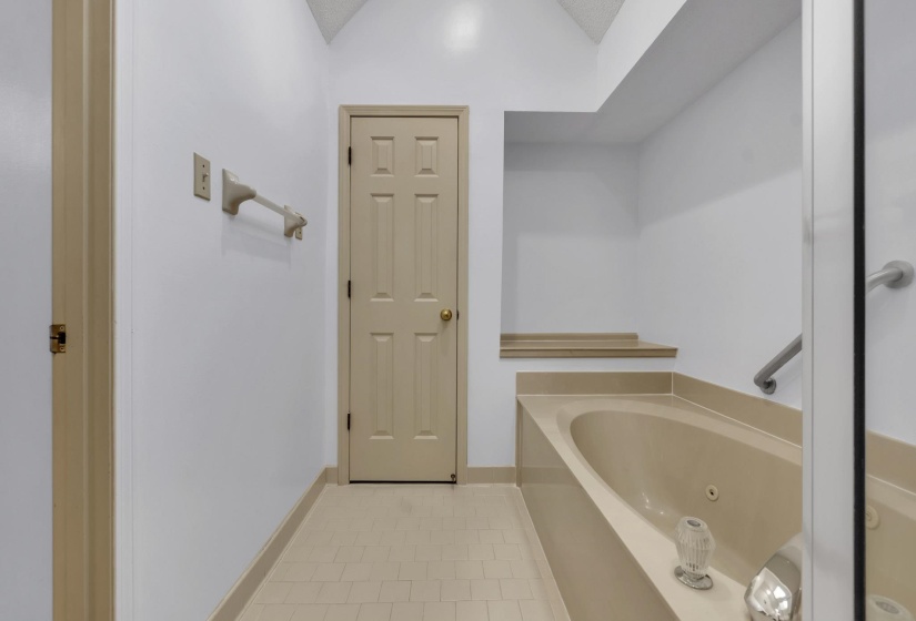 4305 BEAVER CREEK LN, Memphis, Tennessee 38125, 4 Bedroom Bedrooms, 9 Room Rooms,3 BathroomBathrooms,Residential,For Sale,BEAVER CREEK,0,10228719