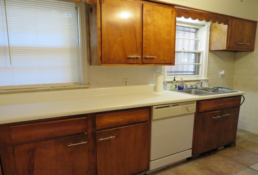 1657 PERKINS RD, Memphis, Tennessee 38117, 2 Bedroom Bedrooms, 6 Room Rooms,1 BathroomBathrooms,Residential,For Sale,PERKINS,0,10228736