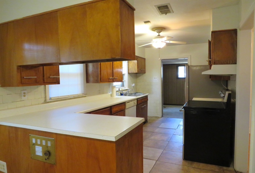 1657 PERKINS RD, Memphis, Tennessee 38117, 2 Bedroom Bedrooms, 6 Room Rooms,1 BathroomBathrooms,Residential,For Sale,PERKINS,0,10228736