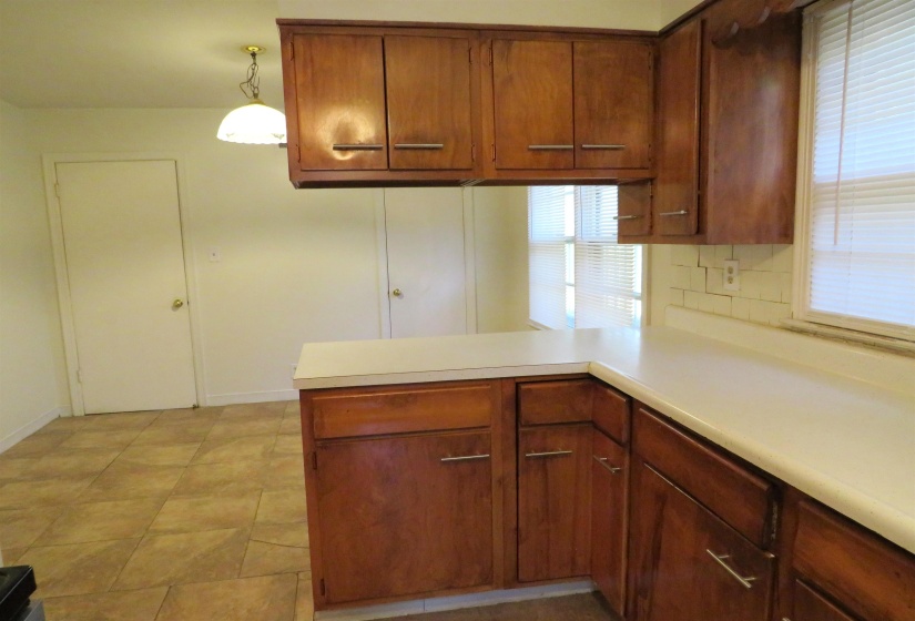 1657 PERKINS RD, Memphis, Tennessee 38117, 2 Bedroom Bedrooms, 6 Room Rooms,1 BathroomBathrooms,Residential,For Sale,PERKINS,0,10228736