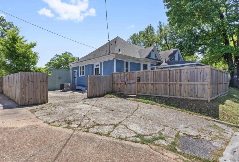 2282 CENTRAL AVE, Memphis, Tennessee 38104, 2 Bedroom Bedrooms, 13 Room Rooms,1.1 BathroomBathrooms,Residential,For Sale,CENTRAL,0,10228762
