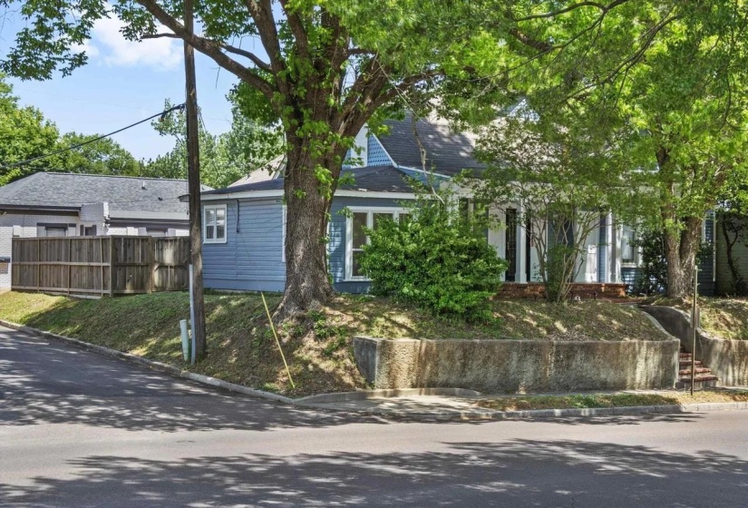 2282 CENTRAL AVE, Memphis, Tennessee 38104, 2 Bedroom Bedrooms, 13 Room Rooms,1.1 BathroomBathrooms,Residential,For Sale,CENTRAL,0,10228762