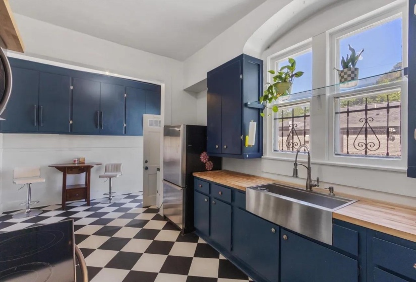 2282 CENTRAL AVE, Memphis, Tennessee 38104, 2 Bedroom Bedrooms, 13 Room Rooms,1.1 BathroomBathrooms,Residential,For Sale,CENTRAL,0,10228762