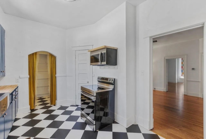 2282 CENTRAL AVE, Memphis, Tennessee 38104, 2 Bedroom Bedrooms, 13 Room Rooms,1.1 BathroomBathrooms,Residential,For Sale,CENTRAL,0,10228762