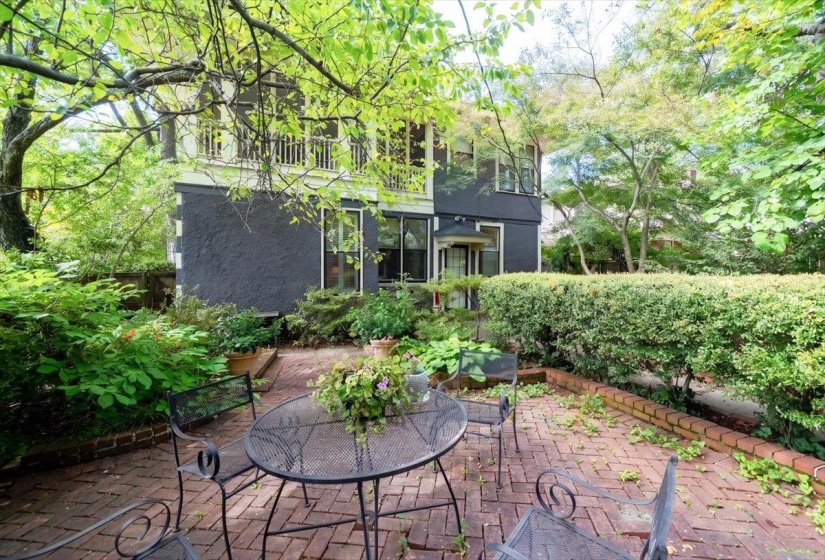 1904 HARBERT AVE, Memphis, Tennessee 38104, 5 Bedroom Bedrooms, 1 Room Rooms,3.1 BathroomBathrooms,Residential,For Sale,HARBERT,0,10228822