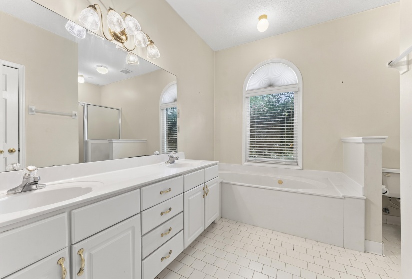 857 PARADISE DR, Cordova, Tennessee 38018, 4 Bedroom Bedrooms, 7 Room Rooms,2.1 BathroomBathrooms,Residential,For Sale,PARADISE,0,10228835
