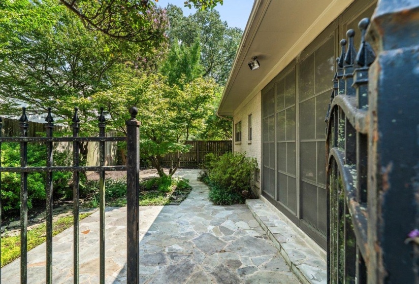 680 SWEETBRIER RD, Memphis, Tennessee 38120, 4 Bedroom Bedrooms, 12 Room Rooms,5 BathroomBathrooms,Residential,For Sale,SWEETBRIER,0,10228886