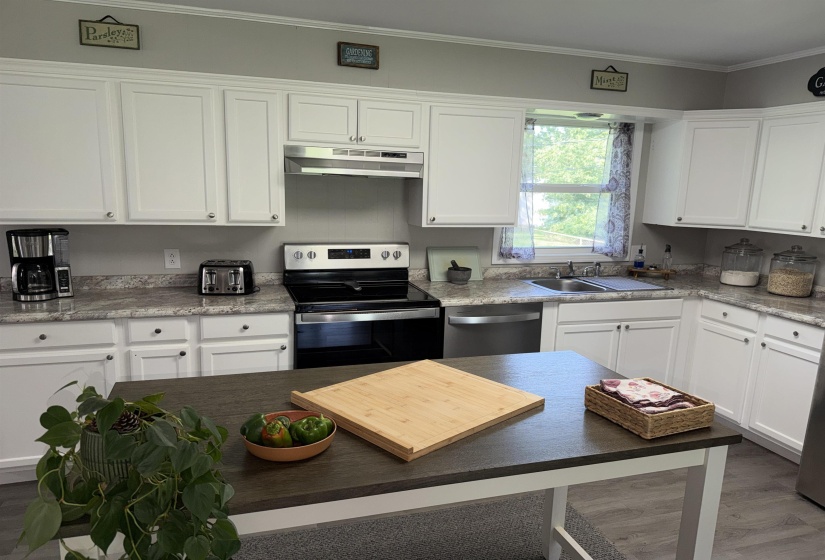 295 CENTRAL AVE, Savannah, Tennessee 38372, 3 Bedroom Bedrooms, 7 Room Rooms,2 BathroomBathrooms,Residential,For Sale,CENTRAL,0,10228895