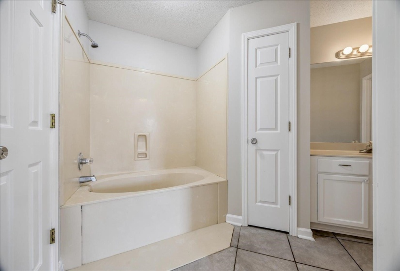 6943 COUNTRY WALK DR, Cordova, Tennessee 38018, 3 Bedroom Bedrooms, 6 Room Rooms,2 BathroomBathrooms,Residential,For Sale,COUNTRY WALK,0,10228870