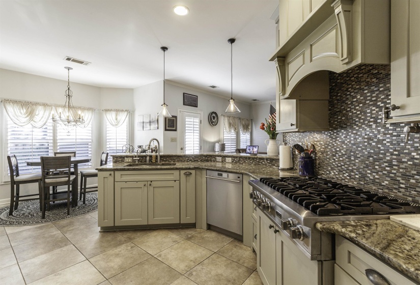1337 FAIRWAY FOREST DR, Memphis, Tennessee 38016, 5 Bedroom Bedrooms, 9 Room Rooms,3.1 BathroomBathrooms,Residential,For Sale,FAIRWAY FOREST,0,10228911