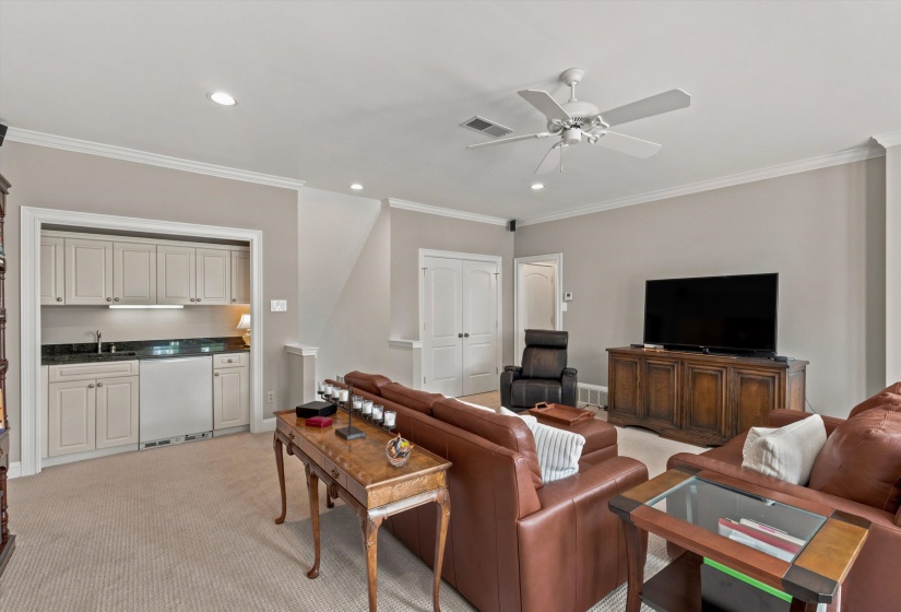 1011 ISLAND PARK DR, Memphis, Tennessee 38103, 4 Bedroom Bedrooms, 9 Room Rooms,3.1 BathroomBathrooms,Residential,For Sale,ISLAND PARK,0,10228920