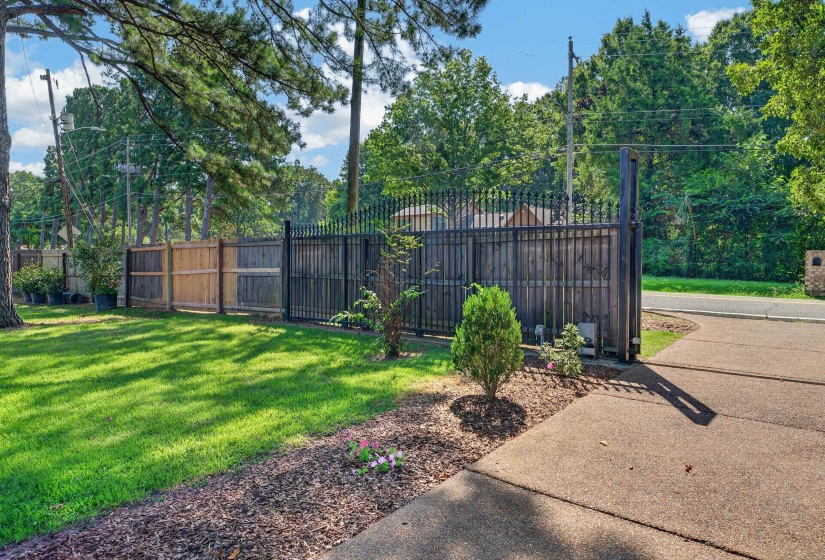 2513 BERRYHILL RD, Memphis, Tennessee 38016, 6 Bedroom Bedrooms, 10 Room Rooms,3.1 BathroomBathrooms,Residential,For Sale,BERRYHILL,0,10228926