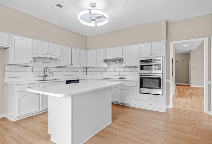 8976 LINDSTROM DR, Memphis, Tennessee 38016, 5 Bedroom Bedrooms, 9 Room Rooms,3.1 BathroomBathrooms,Residential,For Sale,LINDSTROM,0,10224567