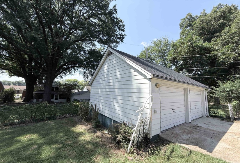 237 EDWIN CIR, Memphis, Tennessee 38104, 4 Bedroom Bedrooms, 9 Room Rooms,2 BathroomBathrooms,Residential,For Sale,EDWIN,0,10229019