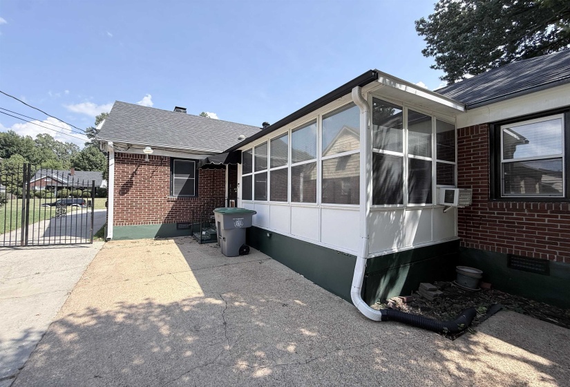 237 EDWIN CIR, Memphis, Tennessee 38104, 4 Bedroom Bedrooms, 9 Room Rooms,2 BathroomBathrooms,Residential,For Sale,EDWIN,0,10229019