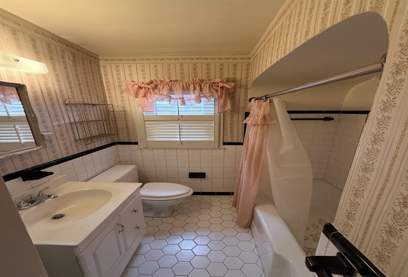 237 EDWIN CIR, Memphis, Tennessee 38104, 4 Bedroom Bedrooms, 9 Room Rooms,2 BathroomBathrooms,Residential,For Sale,EDWIN,0,10229019