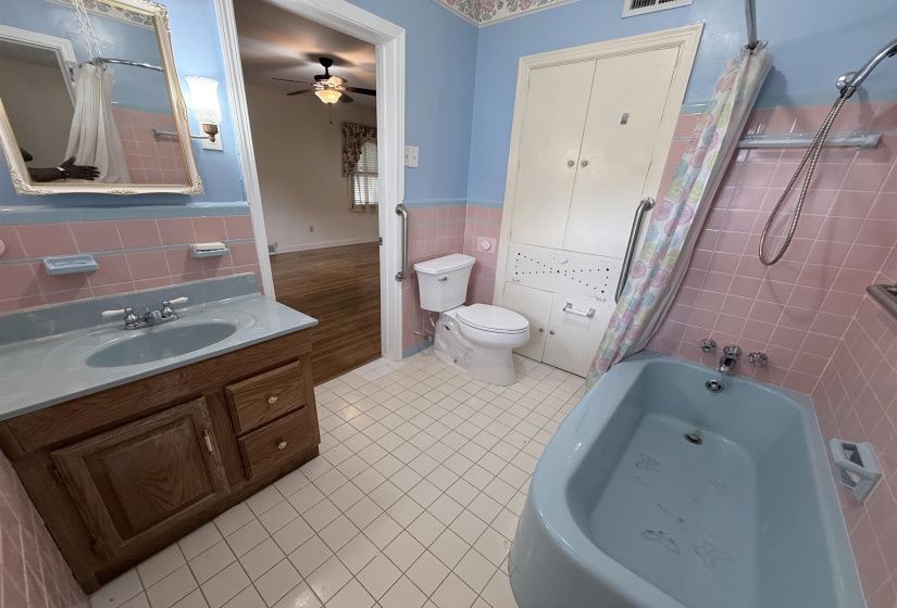237 EDWIN CIR, Memphis, Tennessee 38104, 4 Bedroom Bedrooms, 9 Room Rooms,2 BathroomBathrooms,Residential,For Sale,EDWIN,0,10229019
