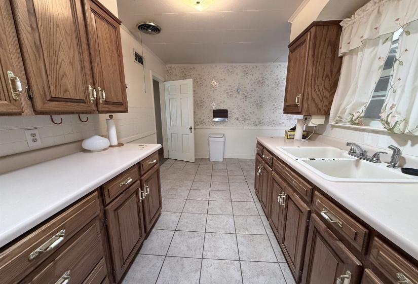 237 EDWIN CIR, Memphis, Tennessee 38104, 4 Bedroom Bedrooms, 9 Room Rooms,2 BathroomBathrooms,Residential,For Sale,EDWIN,0,10229019
