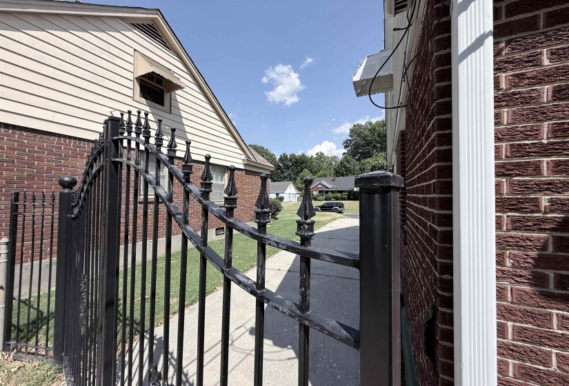 237 EDWIN CIR, Memphis, Tennessee 38104, 4 Bedroom Bedrooms, 9 Room Rooms,2 BathroomBathrooms,Residential,For Sale,EDWIN,0,10229019