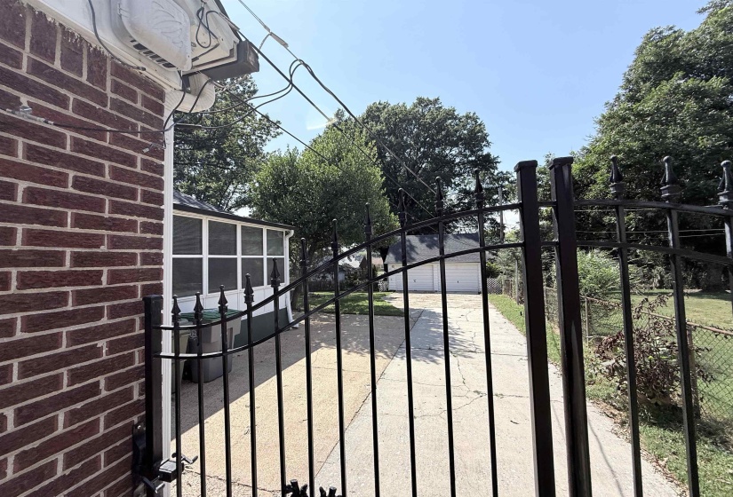 237 EDWIN CIR, Memphis, Tennessee 38104, 4 Bedroom Bedrooms, 9 Room Rooms,2 BathroomBathrooms,Residential,For Sale,EDWIN,0,10229019