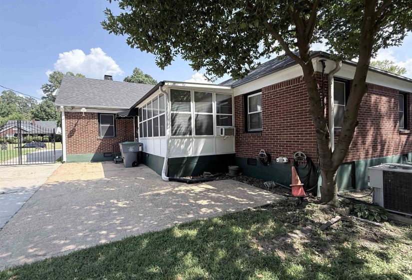 237 EDWIN CIR, Memphis, Tennessee 38104, 4 Bedroom Bedrooms, 9 Room Rooms,2 BathroomBathrooms,Residential,For Sale,EDWIN,0,10229019